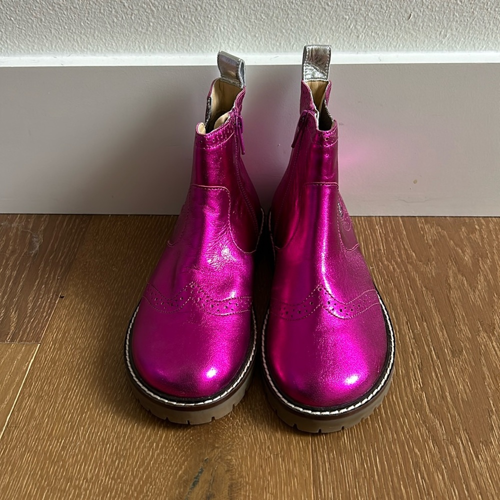 Boden Kids hot pink zippered bootie. Size kids UK 32, or US 13.5. Runs big!
